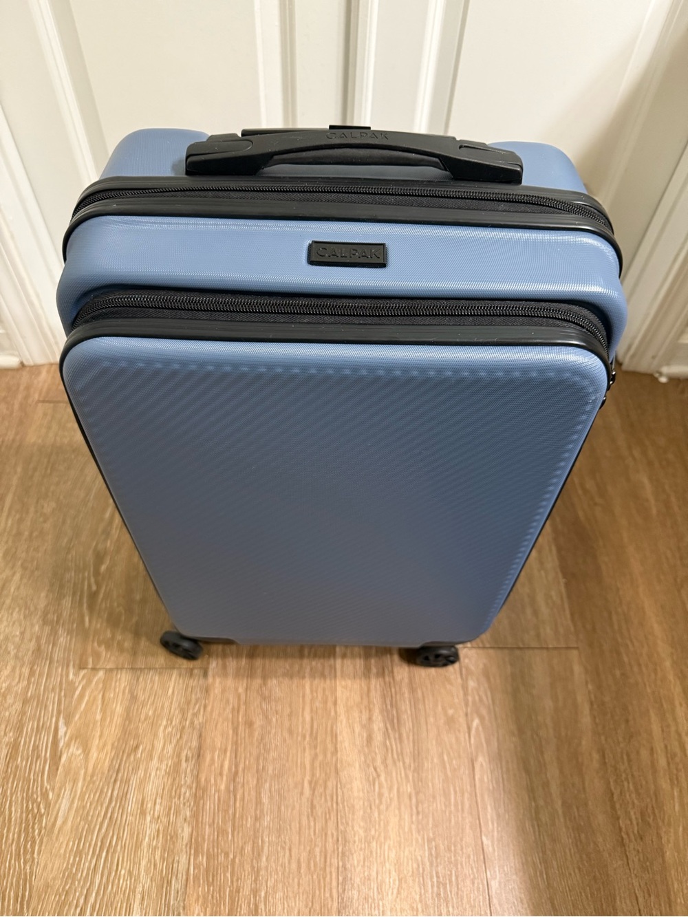 CalPak 22" Malden Spinner Carry-On Suitcase - Picture 2 of 7